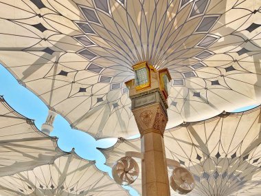 Madinah, Suudi Arabistan - Ocak 2020: Madinah Suudi Arabistan 'daki Nabawi Camii' ndeki güzel sütun manzarası