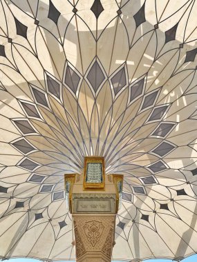 Madinah, Suudi Arabistan - Ocak 2020: Madinah Suudi Arabistan 'daki Nabawi Camii' nde güzel elektrikli şemsiye veya tepe örtüsü manzarası