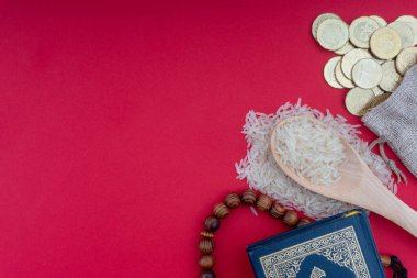 Kutsal Kur 'an, madeni paralar, tespih ve pirinç. Zeka kavramı. Zekat, bir sadaka verme şeklidir. 