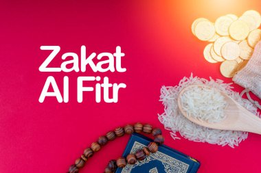 Kutsal Kur 'an, madeni paralar, tespih ve pirinçle ZAKAT kelimeleri. Zeka kavramı. Zekat, bir sadaka verme şeklidir. 