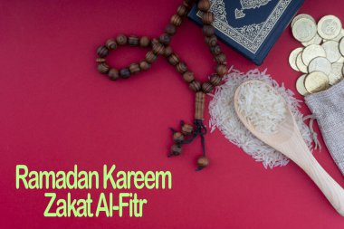 RAMADAN KAREEM ZAKAT AL FITR sözcükleri Kuran, madeni paralar, tespih ve pirinç. Zeka kavramı. Zekat, bir sadaka verme şeklidir. 