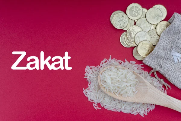 Zakat Palavras Com Moedas Arroz Sobre Fundo Vermelho Conceito Zakat — Fotografia de Stock