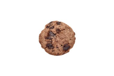 Beyaz arka planda izole edilmiş çikolata parçacıklı kurabiyeler.