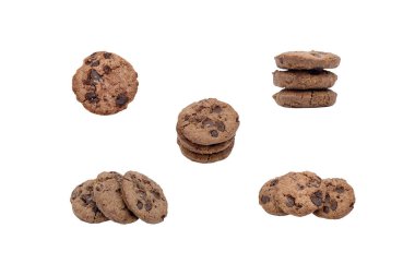 Beyaz arka planda izole edilmiş çikolata parçacıklı kurabiyeler.