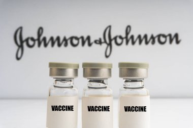 Kuala Lumpur, Malezya - Mac 2, 2021: Bulanık Johnson & Johnson aşısı. Seçici odak 