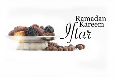 RAMADAN KAREEM IFTAR metni üzerinde tarihler, kurma meyveleri ve tespih boncukları veya beyaz arkaplan Tasbih var. Ramazan Kareem ve İslam Kavramı