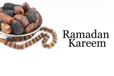 Beyaz arkaplanda hurma, kurma meyvesi, tespih ya da Tasbih bulunan RAMADAN KAREEM metni. Ramazan Kareem ve İslam Kavramı