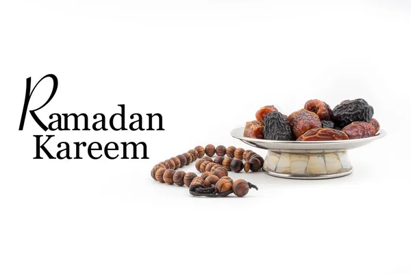 열매와 묵주로 라마단 이슬람 — 스톡 사진