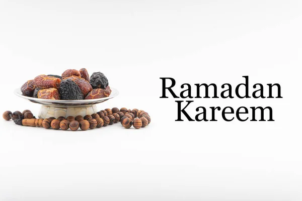 Ramadan Kareem Texto Con Fechas Frutas Kurma Cuentas Rosario Tasbih Fotos de stock libres de derechos