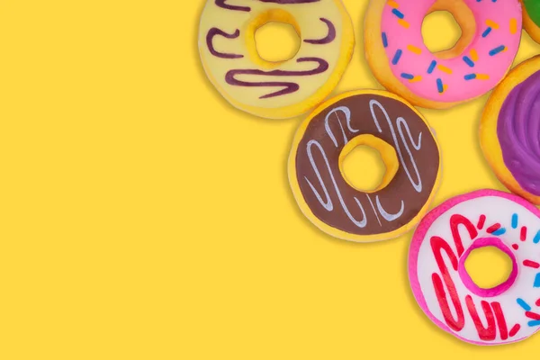 Donut Oder Donut Auf Gelbem Hintergrund — Stockfoto