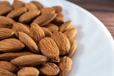 Seçici odaklı badem veya Prunus dulcis