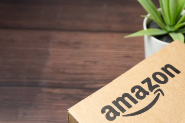 Kuala Lumpur, Malezya - 1 Haziran 2021: Amazon Prime box veya Amazon kargo kutusu kara arka planda. Ekin parçası, iş konsepti