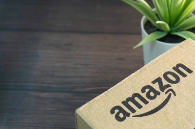 Kuala Lumpur, Malezya - 1 Haziran 2021: Amazon Prime box veya Amazon kargo kutusu kara arka planda. Ekin parçası, iş konsepti