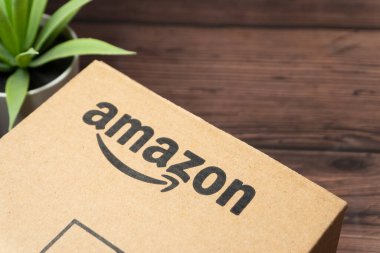 Kuala Lumpur, Malezya - 1 Haziran 2021: Amazon Prime box veya Amazon kargo kutusu kara arka planda. Ekin parçası, iş konsepti