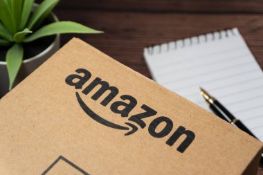 Kuala Lumpur, Malezya - 1 Haziran 2021: Amazon Prime box veya Amazon kargo kutusu kara arka planda. Ekin parçası, iş konsepti