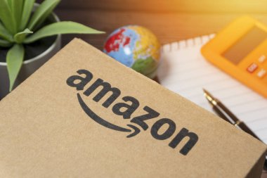 Kuala Lumpur, Malezya - 1 Haziran 2021: Amazon Prime box veya Amazon kargo kutusu kara arka planda. Ekin parçası, iş konsepti