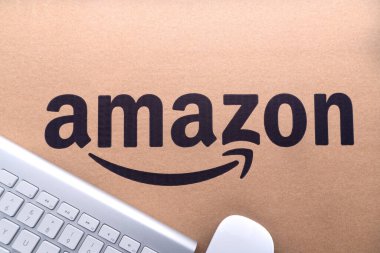 Kuala Lumpur, Malezya - 1 Haziran 2021: Amazon Prime box veya Amazon kargo kutusu kara arka planda. Ekin parçası, iş konsepti