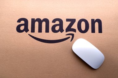 Kuala Lumpur, Malezya - 1 Haziran 2021: Amazon Prime box veya Amazon kargo kutusu kara arka planda. Ekin parçası, iş konsepti