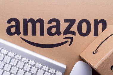 Kuala Lumpur, Malezya - 1 Haziran 2021: Amazon Prime box veya Amazon kargo kutusu kara arka planda. Ekin parçası, iş konsepti