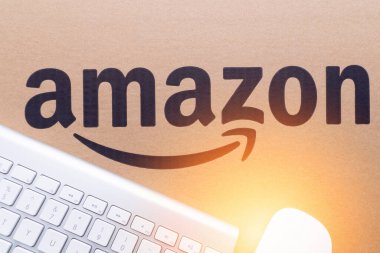 Kuala Lumpur, Malezya - 1 Haziran 2021: Amazon Prime box veya Amazon kargo kutusu kara arka planda. Ekin parçası, iş konsepti