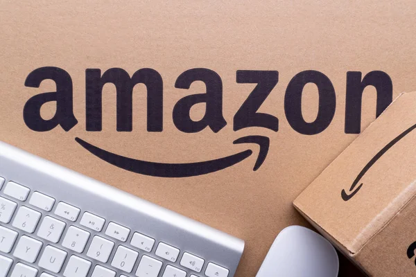 Kuala Lumpur, Malezya - 1 Haziran 2021: Amazon Prime box veya Amazon kargo kutusu kara arka planda. Ekin parçası, iş konsepti