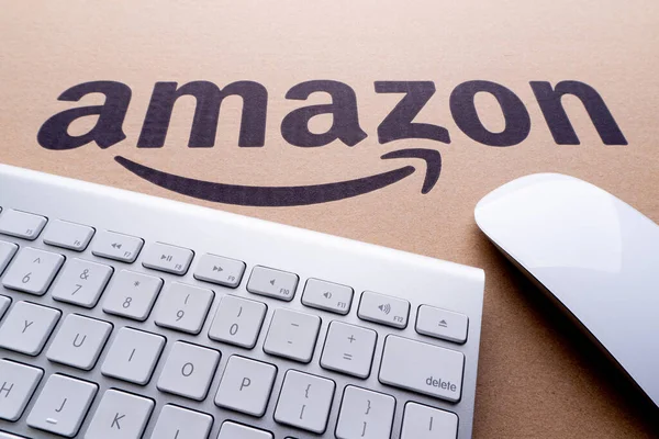 Kuala Lumpur, Malezya - 1 Haziran 2021: Amazon Prime box veya Amazon kargo kutusu kara arka planda. Ekin parçası, iş konsepti