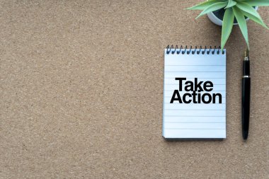 Not defteri, dekoratif bitki ve tahta arka planda dolmakalem içeren Action metni alın. İş dünyası ve kopyalama alanı