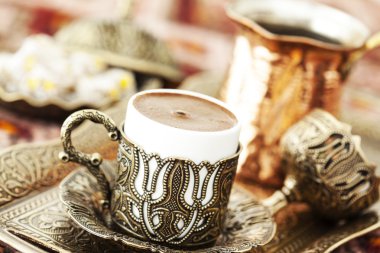 Türk kahvesi ile hizmet veren geleneksel bakır