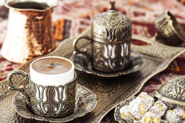 Türk kahvesi ile hizmet veren geleneksel bakır