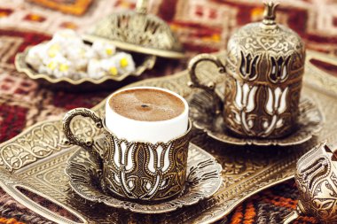 Türk kahvesi ile hizmet veren geleneksel bakır