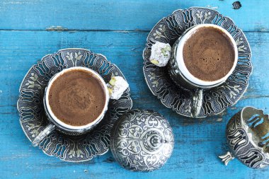 Türk kahvesi ile hizmet veren geleneksel bakır