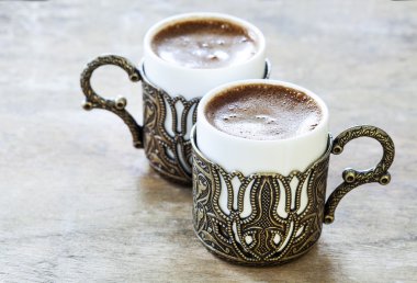 Türk kahvesi ile hizmet veren geleneksel bakır