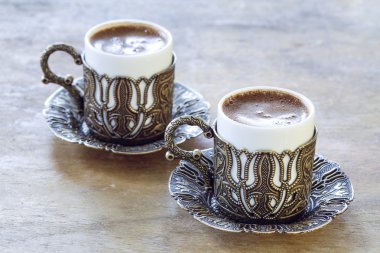 Türk kahvesi ile hizmet veren geleneksel bakır
