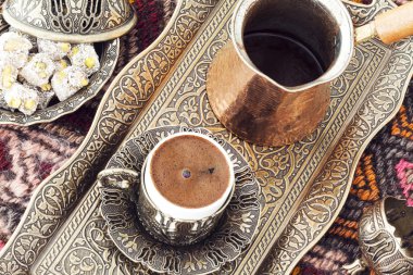 Türk kahvesi ile hizmet veren geleneksel bakır