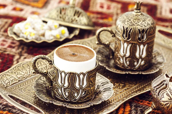 Türkischer Kaffee mit traditionellem Kupfer-Servierset — Stockfoto