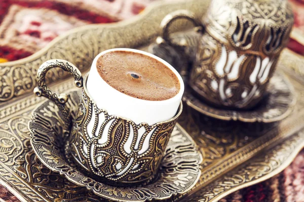 Kawa po turecku z tradycyjnych miedzianych obsługujących zestaw — Zdjęcie stockowe