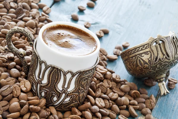 Café turco na mesa de madeira — Fotografia de Stock