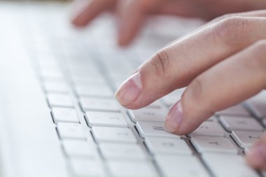 kadın klavyede eller