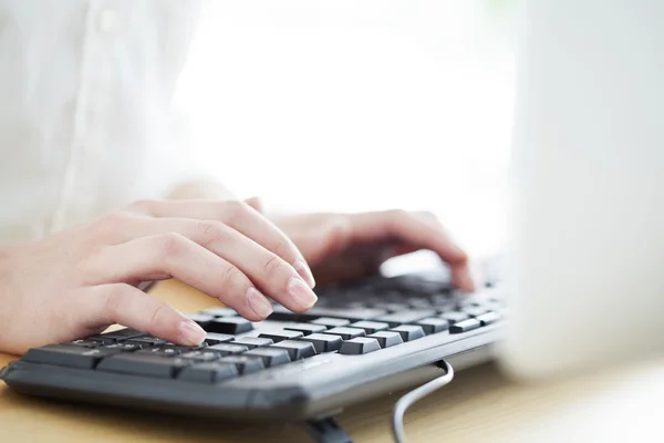 Frau greift zur Tastatur — Stockfoto