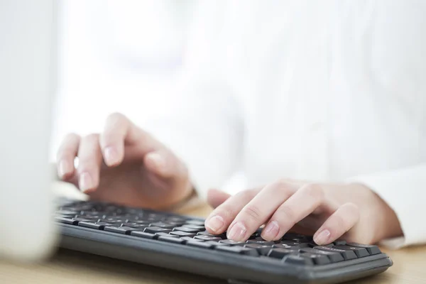 Woman hands on keyboard — Stock Photo, Image