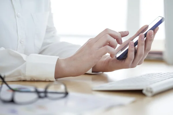 Femme d'affaires travaillant dans le bureau — Photo