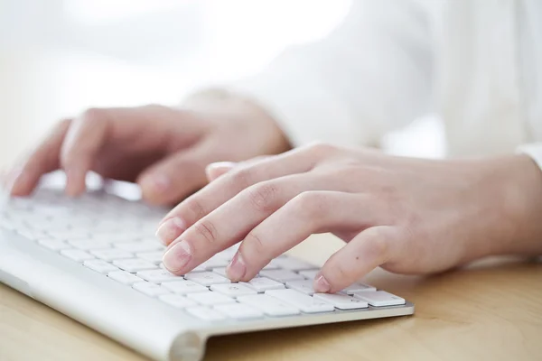 Woman hands on keyboard — Stock Photo, Image