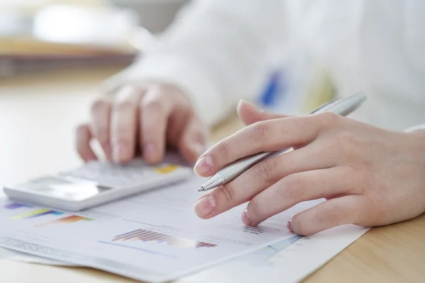 Empresaria que trabaja en la oficina — Foto de Stock