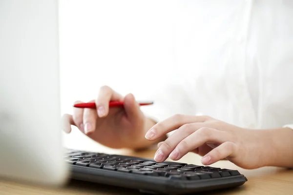 Vrouw handen op toetsenbord — Stockfoto