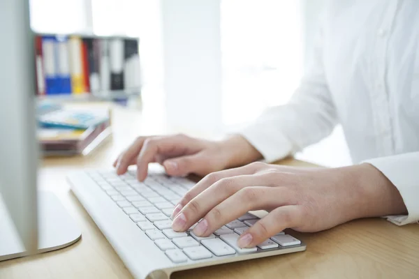 Businesswoman working in office — Stock Photo, Image