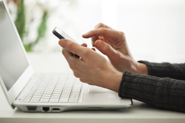Cep telefonu ve dizüstü kullanarak eller yukarı kapatın