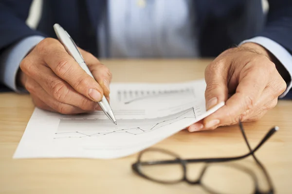 Persona de negocios que trabaja en la oficina — Foto de Stock