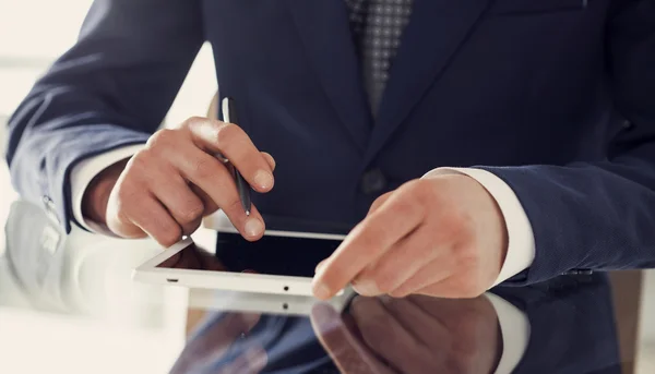 Geschäftsmann im Büro — Stockfoto