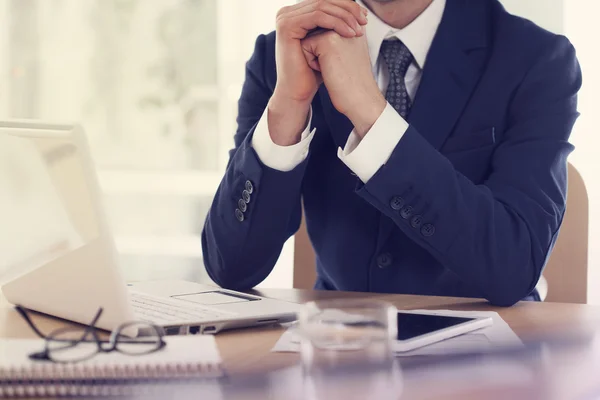 Homme d'affaires travaillant dans le bureau — Photo