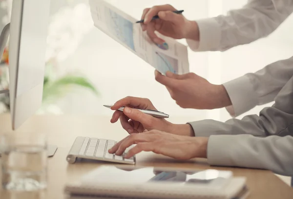 Uomini d'affari che lavorano in ufficio — Foto Stock